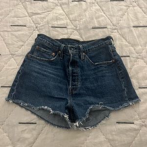 Size 28 Levi shorts
